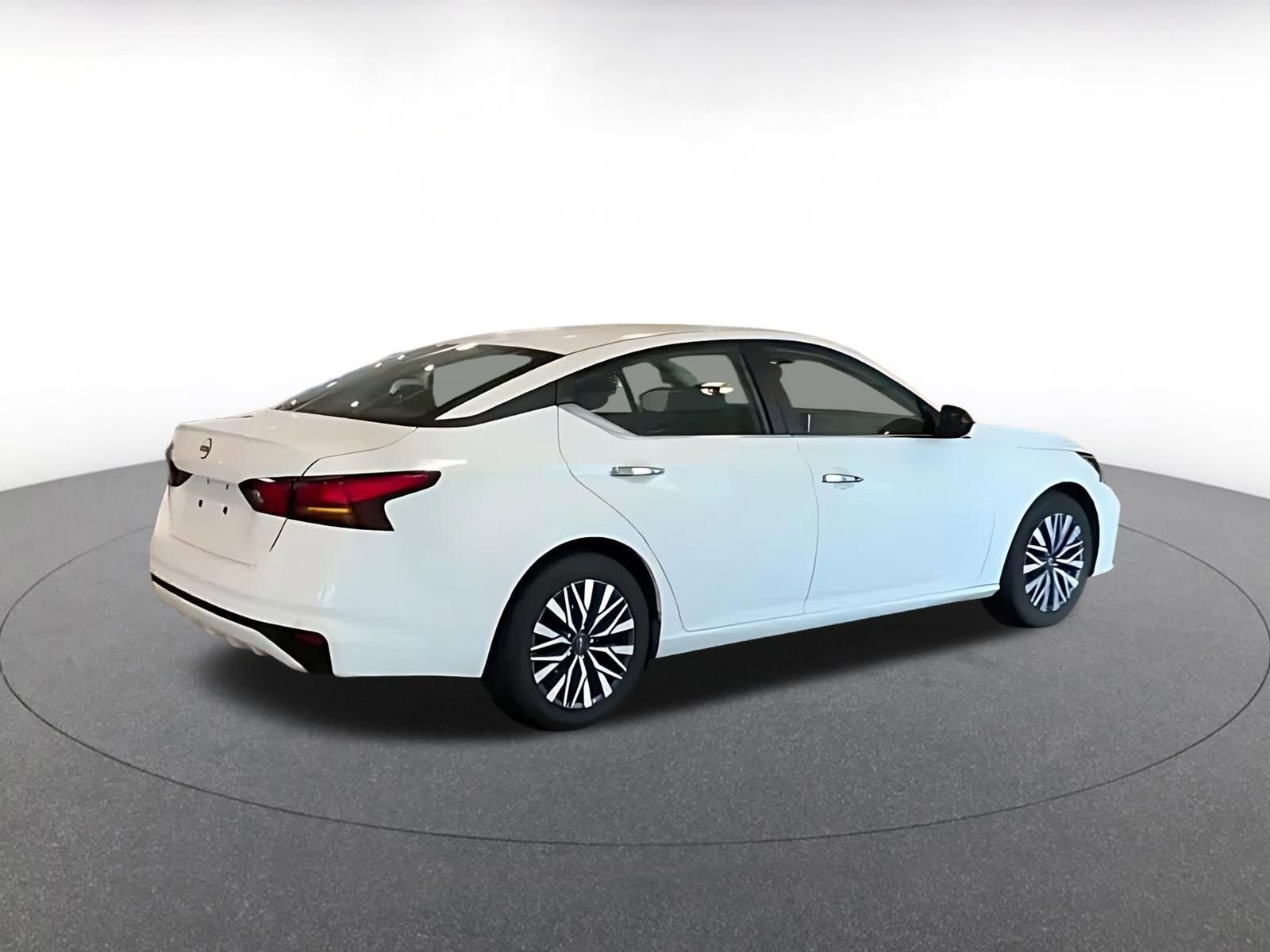 Used 2025 Nissan Altima 2.5 SV FWD image 11