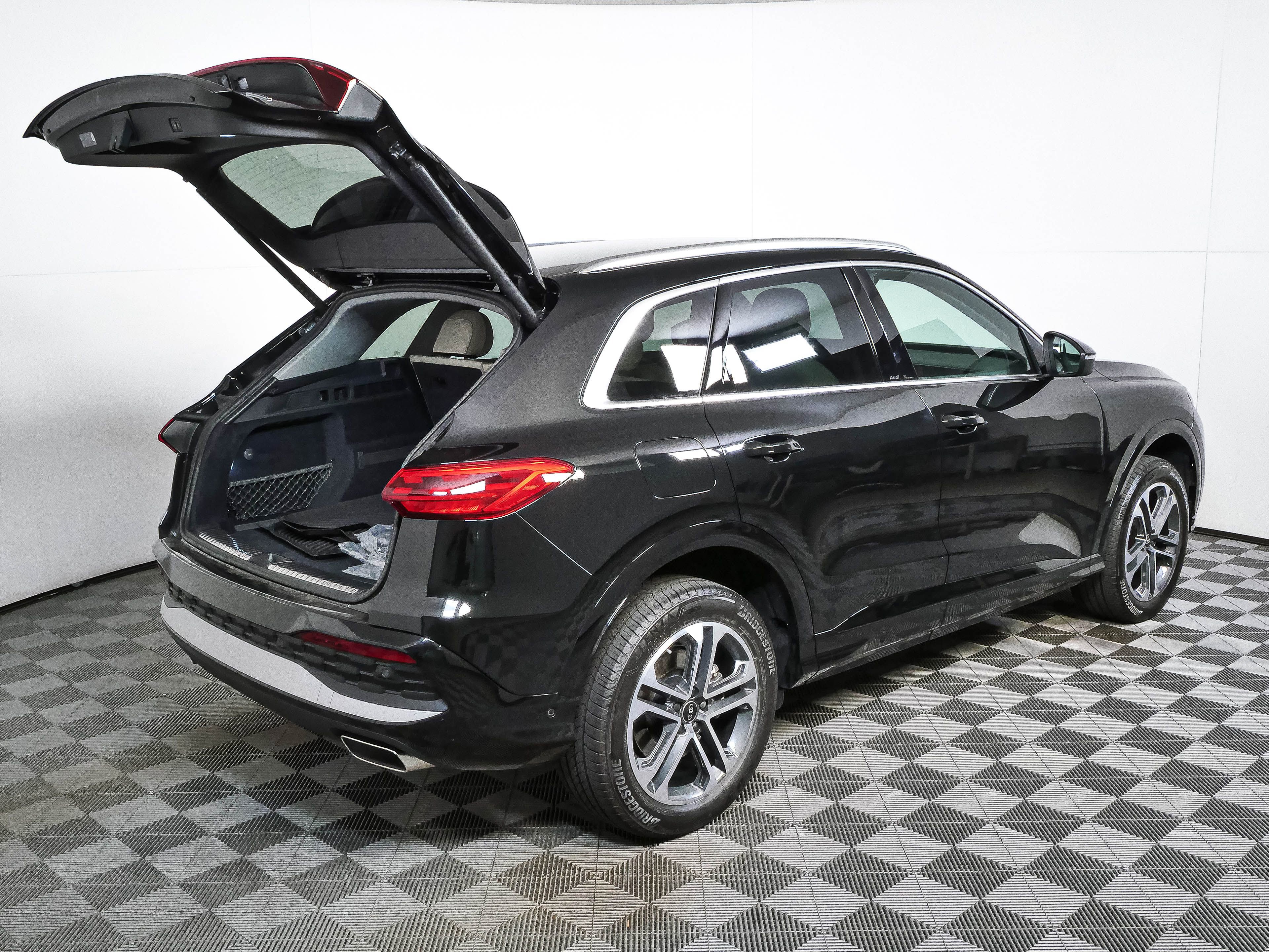 Used 2025 Audi Q5 Premium w/ Convenience Package AWD/4WD image 25
