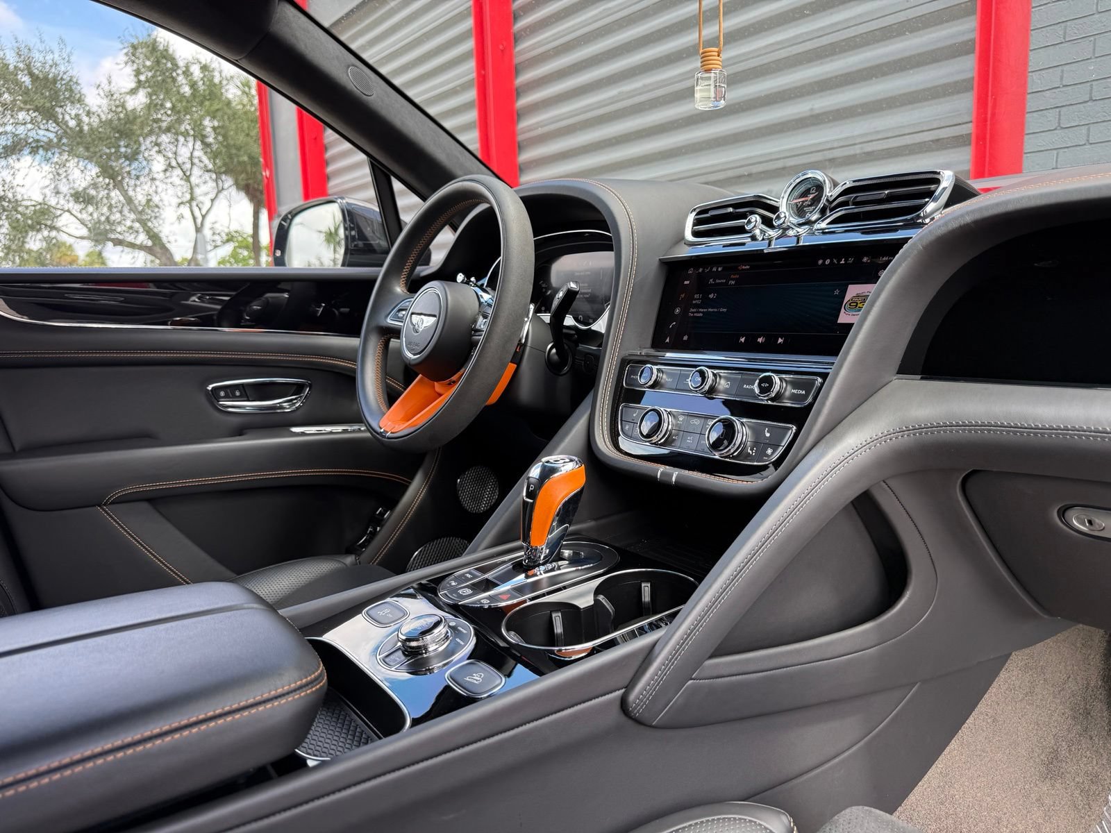 Used 2023 Bentley Bentayga AWD/4WD image 34