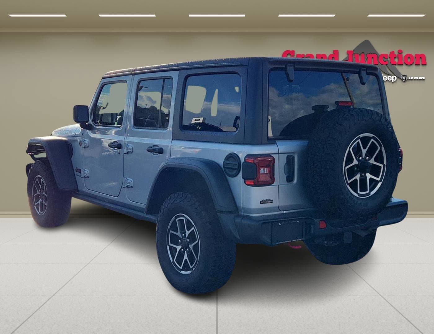 Used 2024 Jeep Wrangler Unlimited Rubicon AWD/4WD image 5