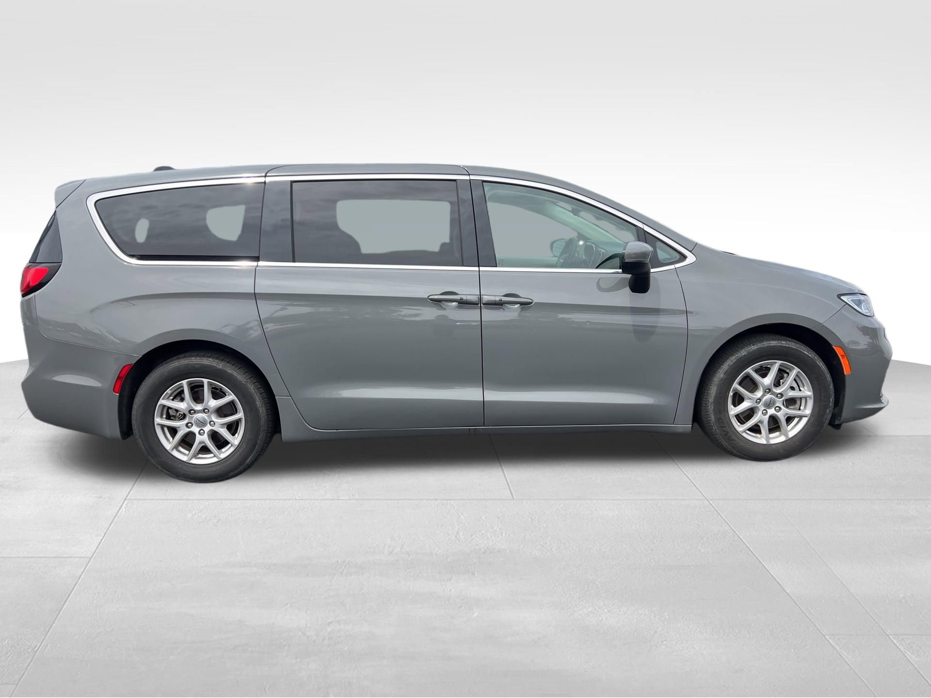 Used 2023 Chrysler Pacifica Touring-L FWD image 4