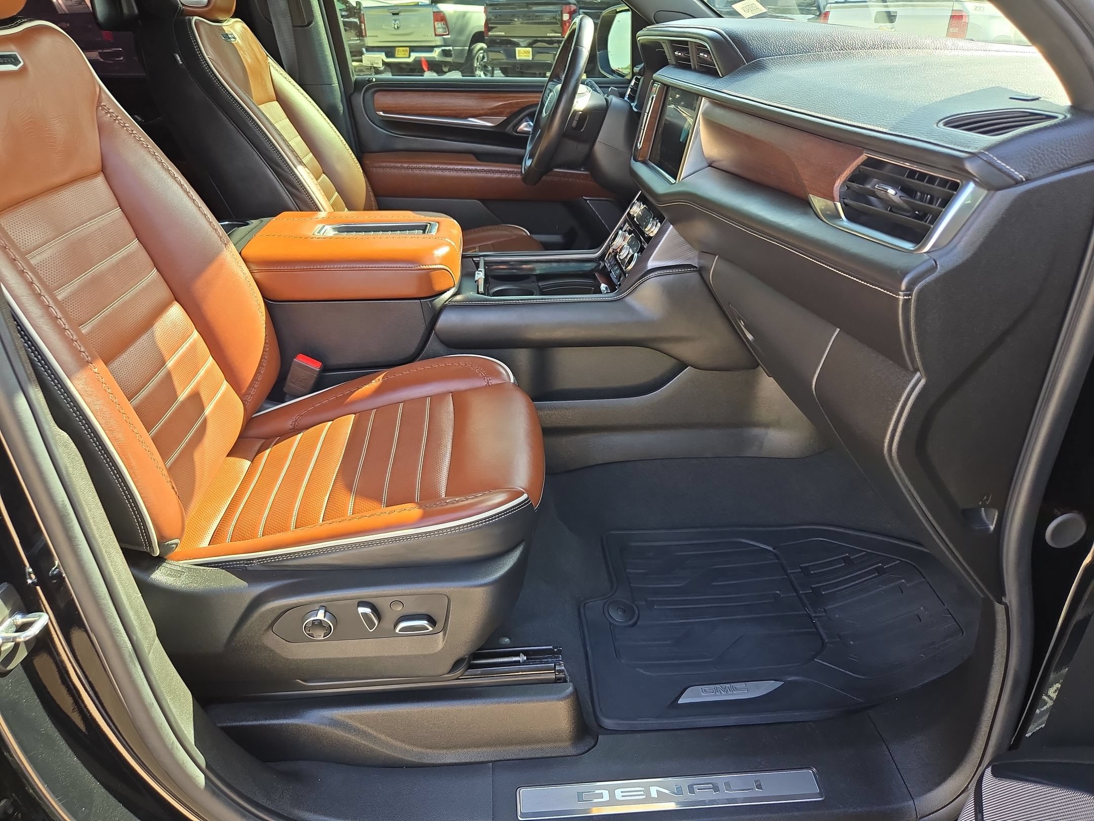 Used 2024 GMC Yukon Denali Ultimate AWD/4WD image 31