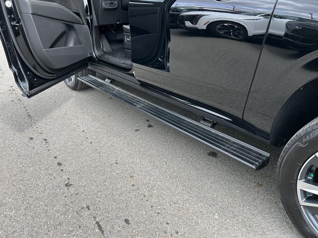 Used 2026 Cadillac Escalade ESV Sport w/ LPO, Floor Liner Package AWD/4WD image 9