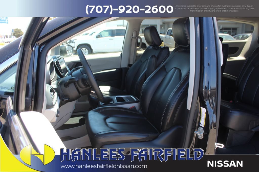 Used 2023 Chrysler Pacifica Touring-L FWD image 12