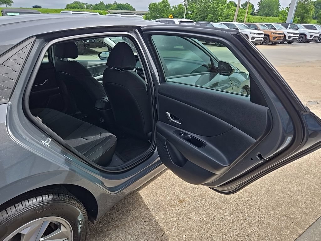 Used 2025 Hyundai Elantra SE FWD image 64