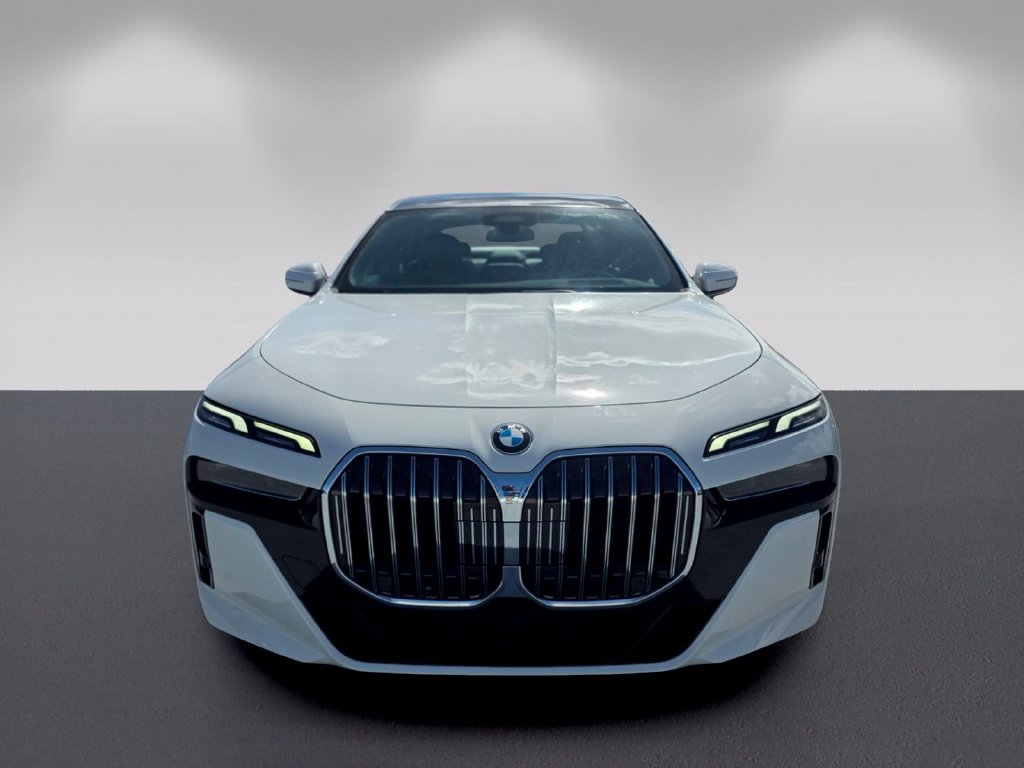 Certified 2023 BMW 760i xDrive AWD/4WD image 2
