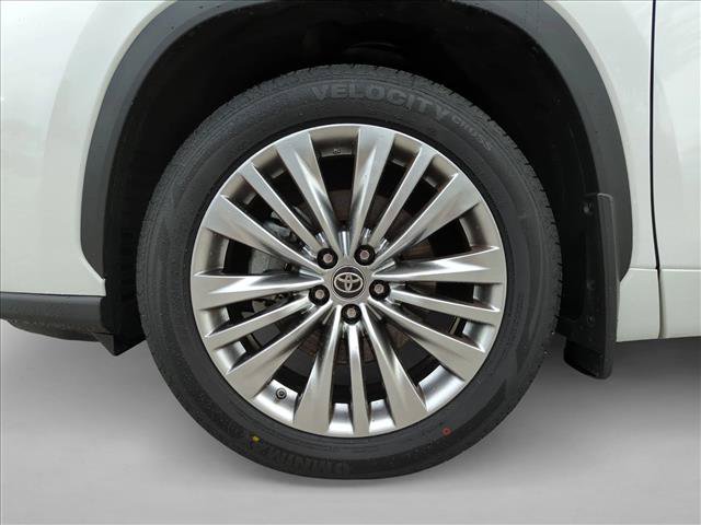 Certified 2024 Toyota Highlander Platinum FWD image 25