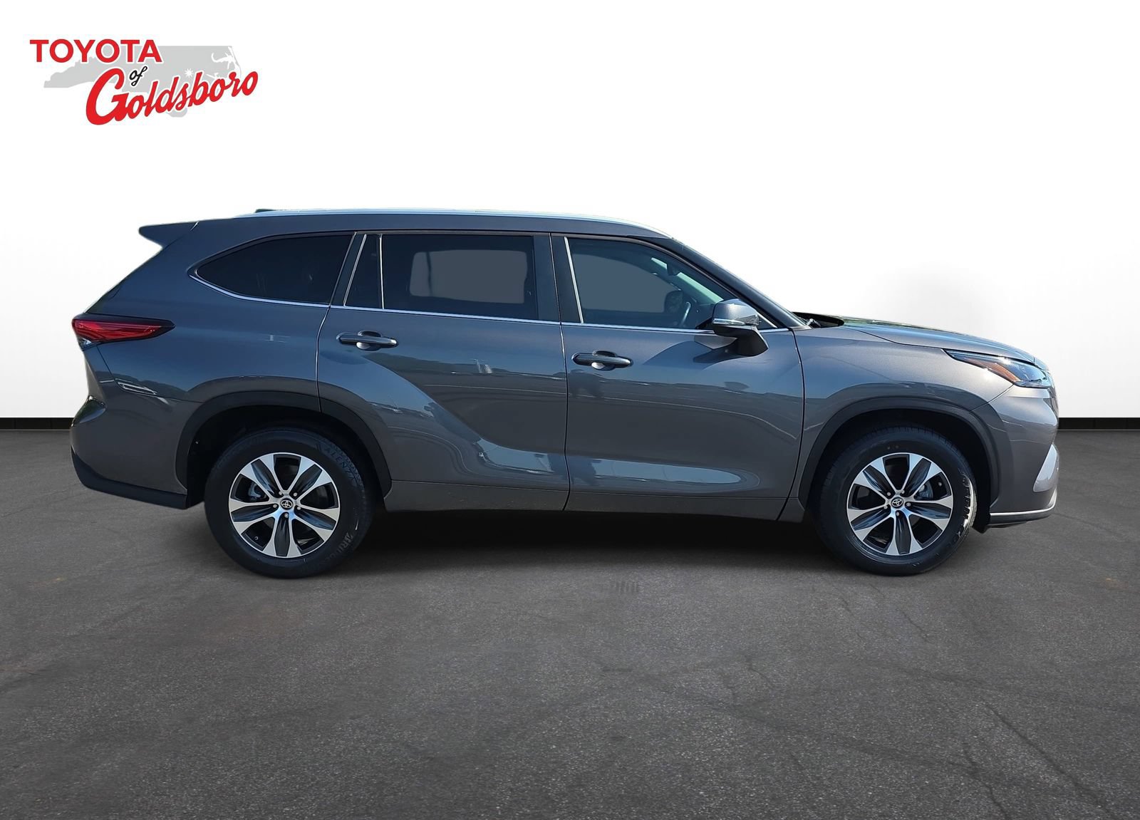 Used 2023 Toyota Highlander XLE FWD image 4