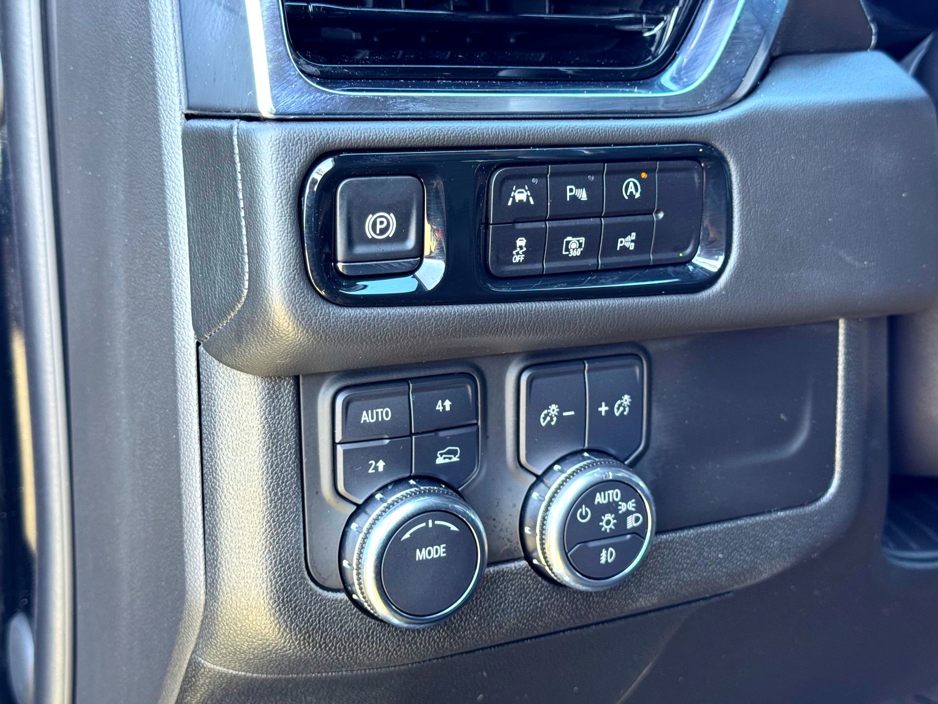 Used 2025 GMC Yukon XL Denali image 14