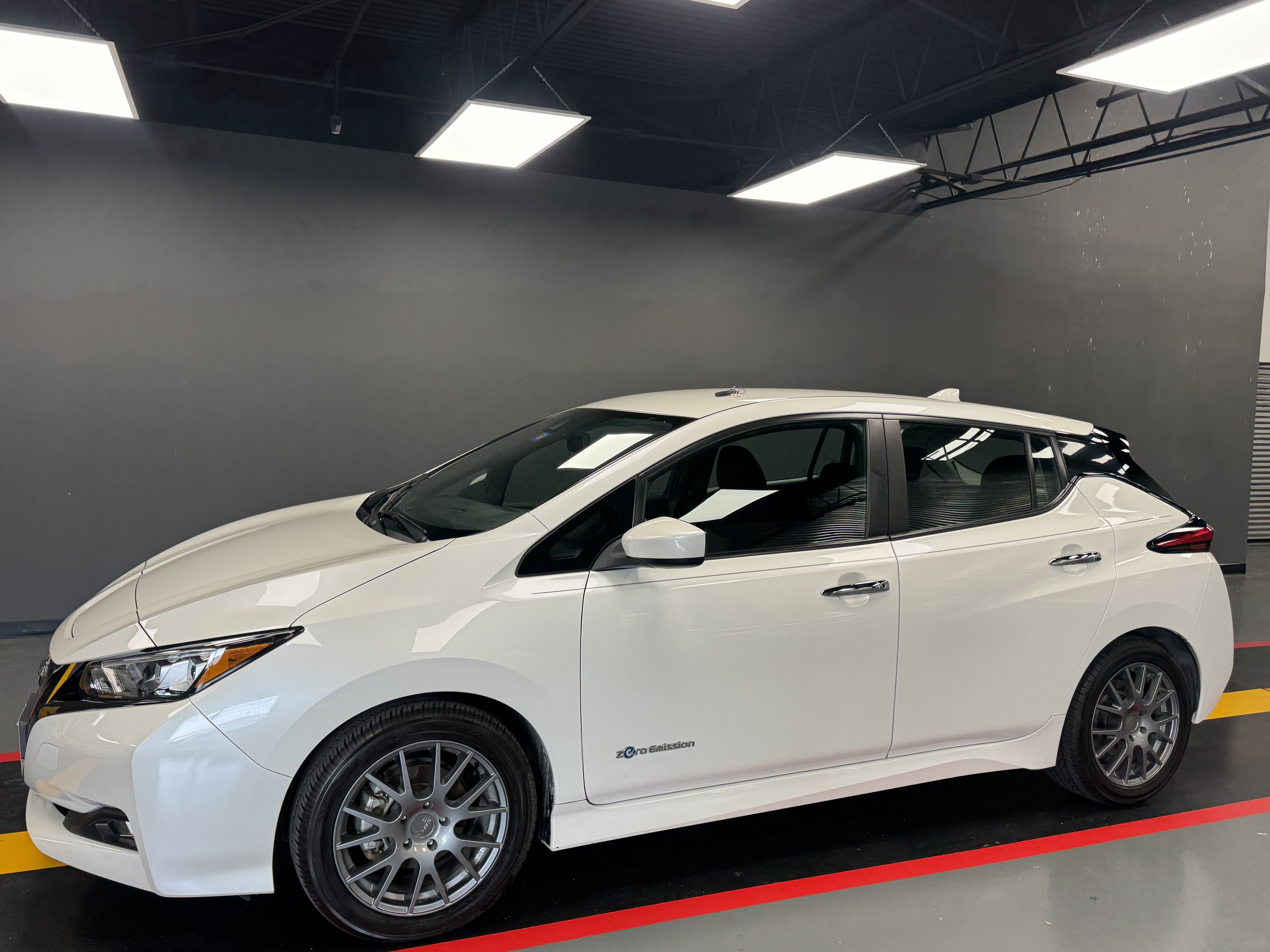 Used 2018 Nissan Leaf SV w/ SV Technology Package FWD image 2