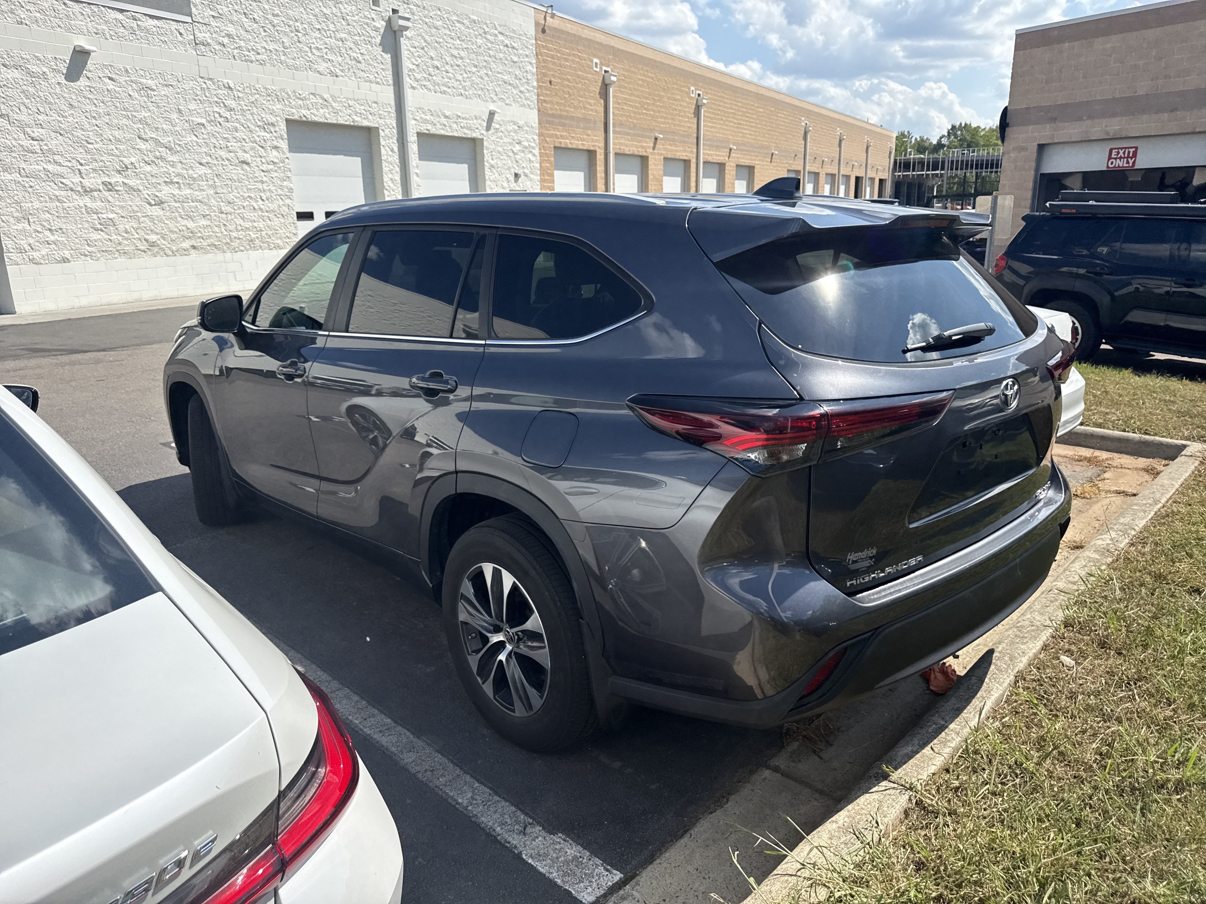 Used 2024 Toyota Highlander XLE AWD/4WD image 46