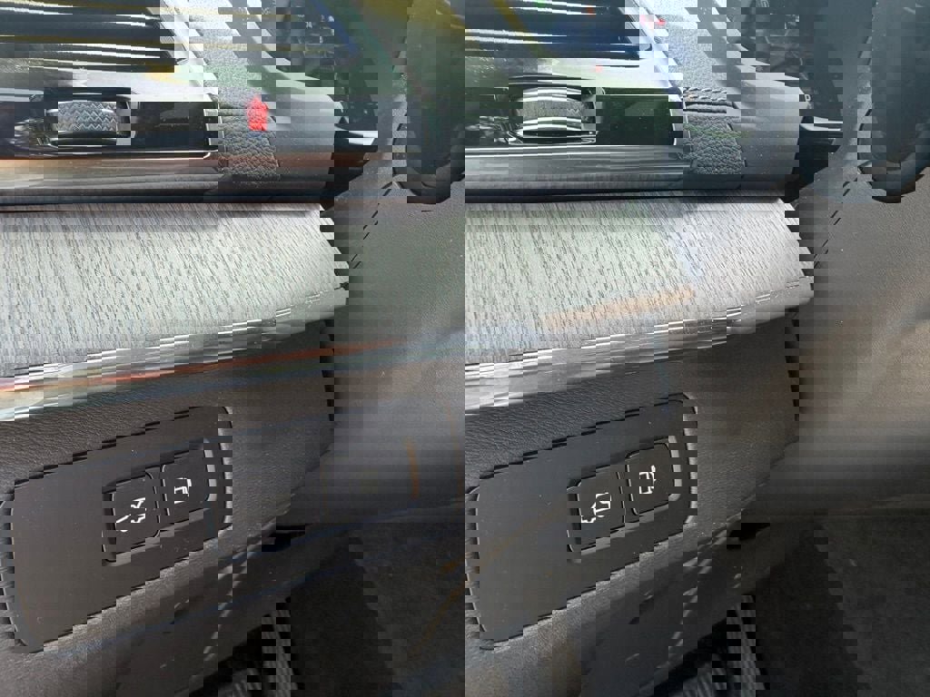 Used 2024 Volvo XC90 T8 Ultimate w/ Lounge Package image 14