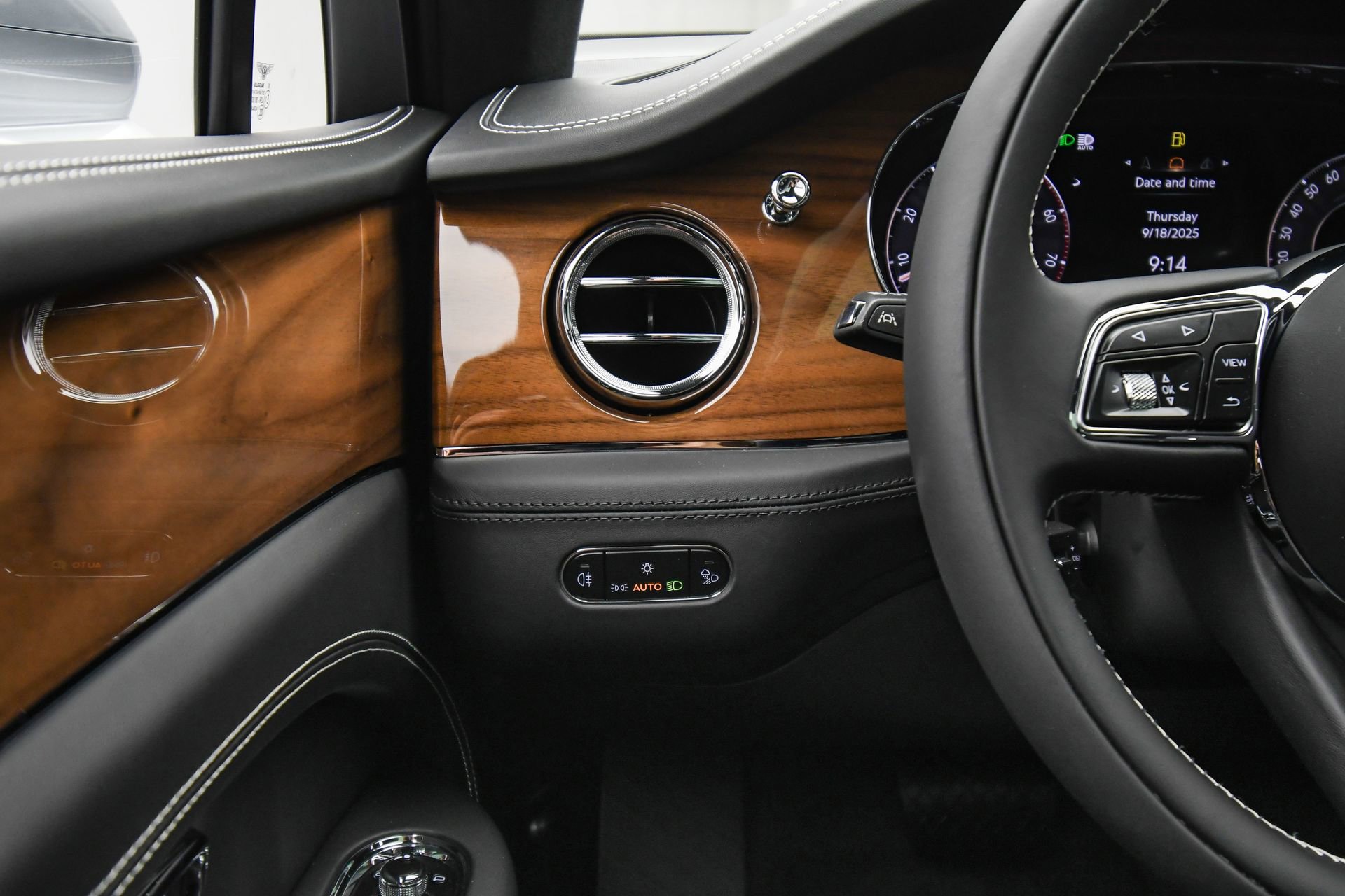 New 2025 Bentley Bentayga image 32