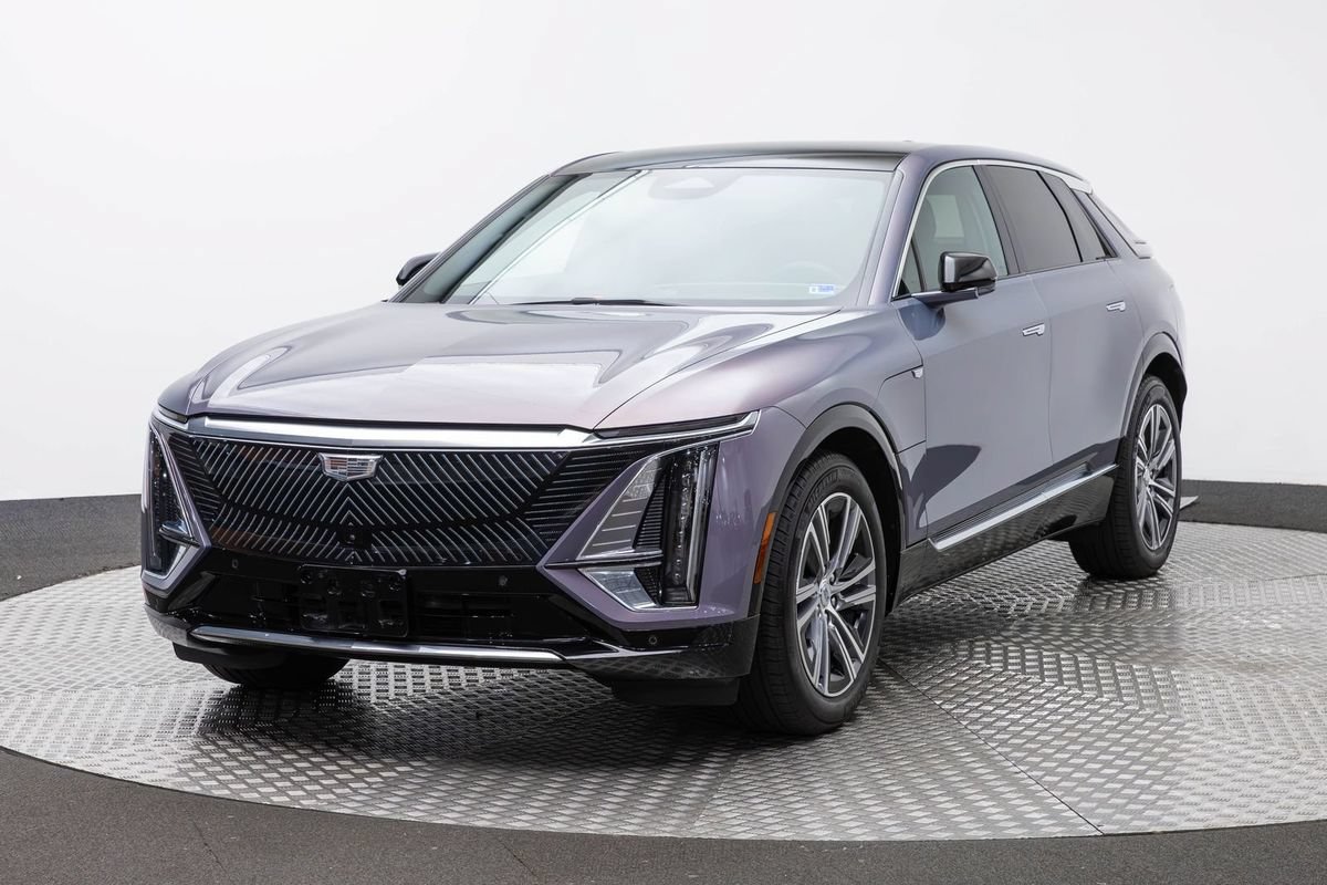 Used 2024 Cadillac Lyriq Luxury AWD/4WD image 2