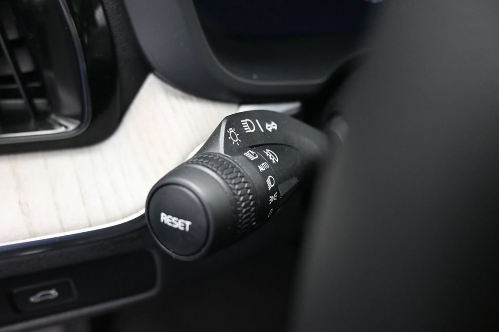 Used 2025 Volvo XC60 B5 Plus AWD/4WD image 11