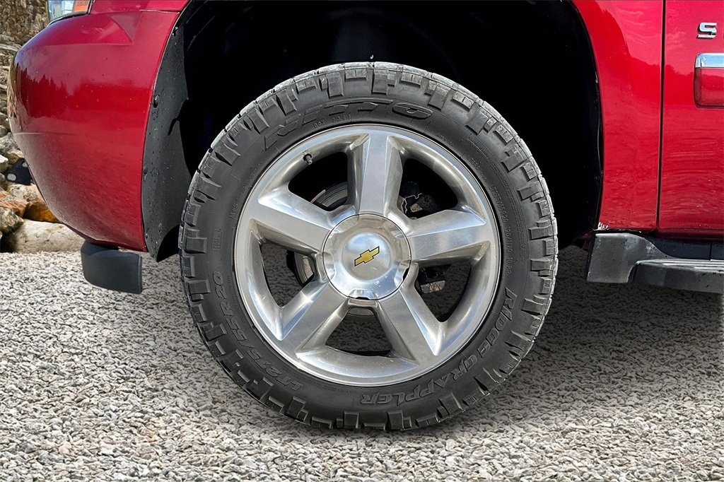 Used 2014 Chevrolet Suburban LTZ image 9