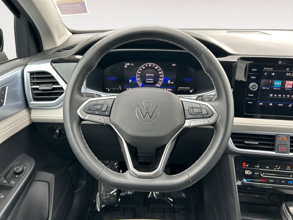 Used 2025 Volkswagen Taos SE AWD/4WD image 13