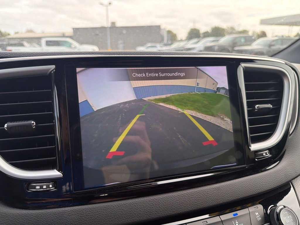 Used 2025 Chrysler Pacifica Select FWD image 20
