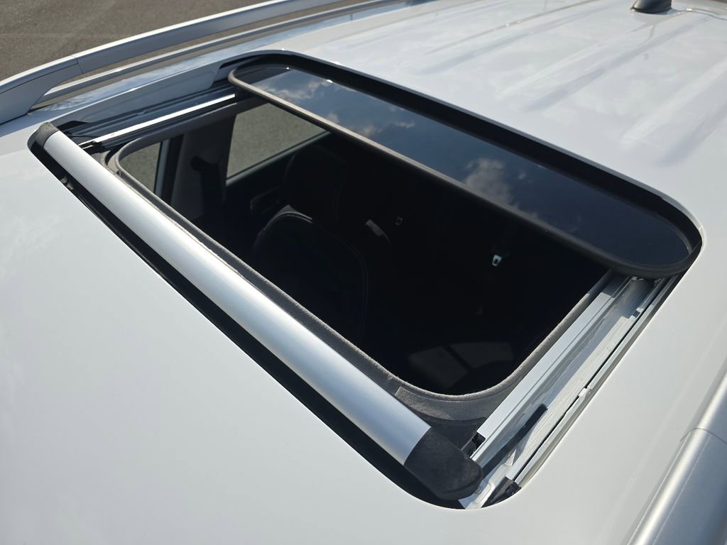 Used 2025 Hyundai Venue SEL FWD image 3