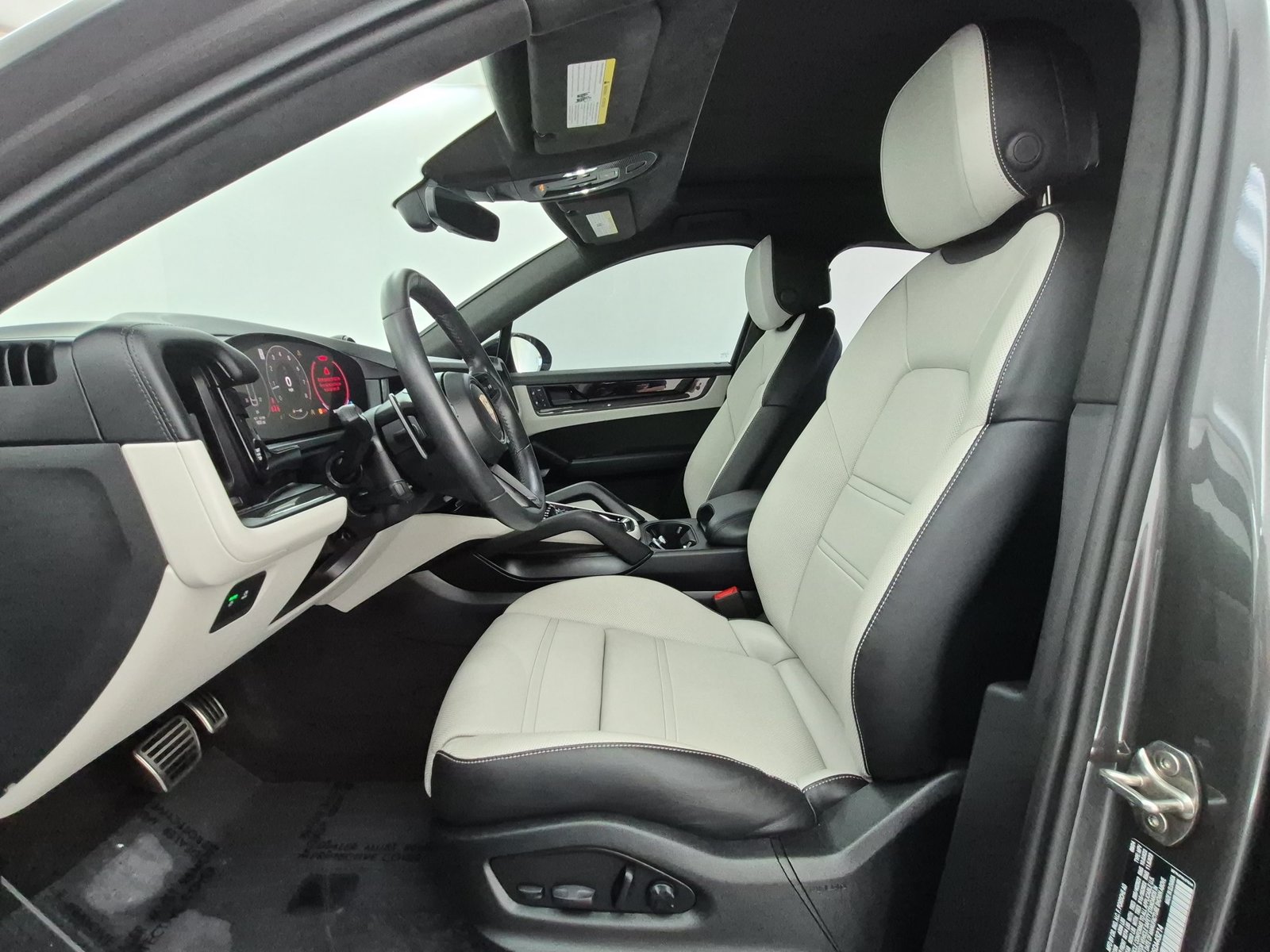 Used 2025 Porsche Cayenne GTS AWD/4WD image 5