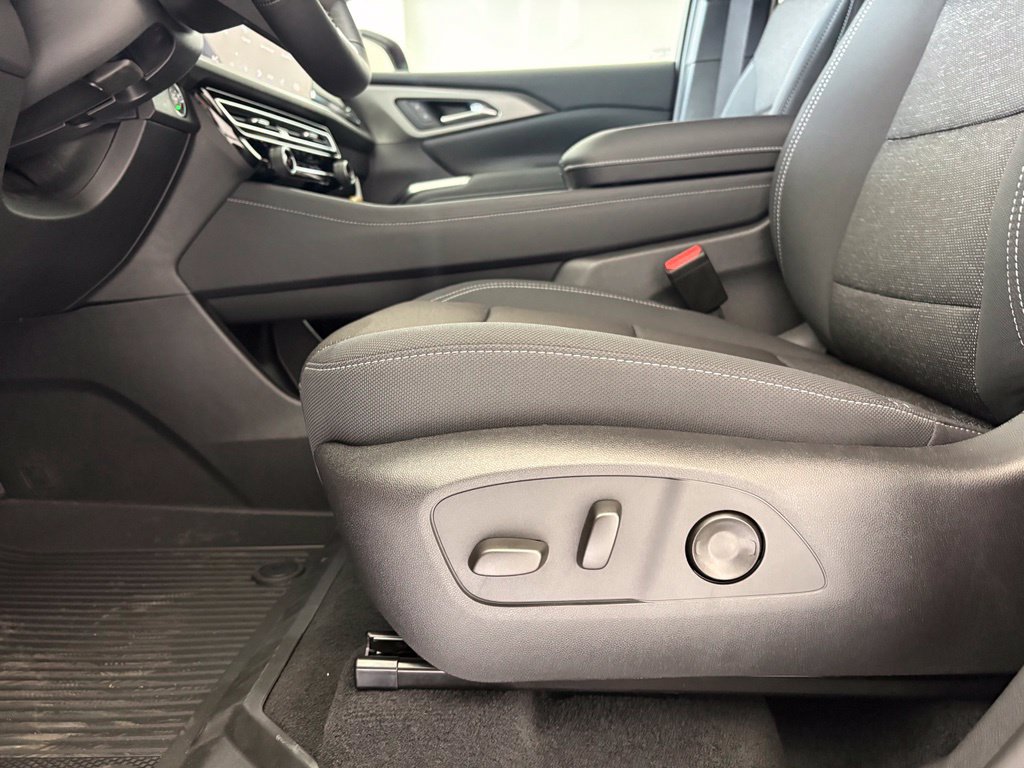 New 2027 Chevrolet Traverse LT FWD image 24