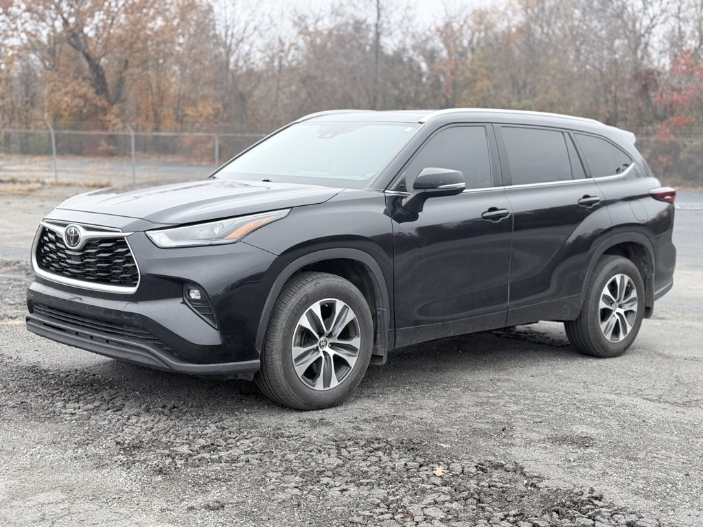 Used 2024 Toyota Highlander XLE image 3