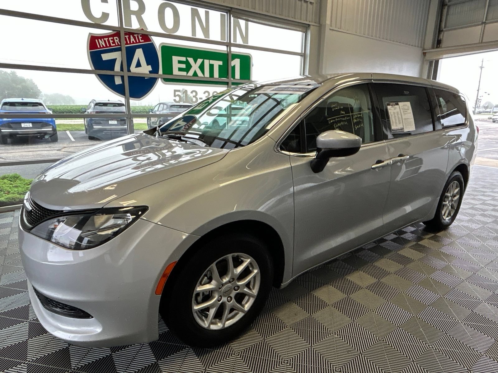 Used 2023 Chrysler Voyager LX FWD image 3