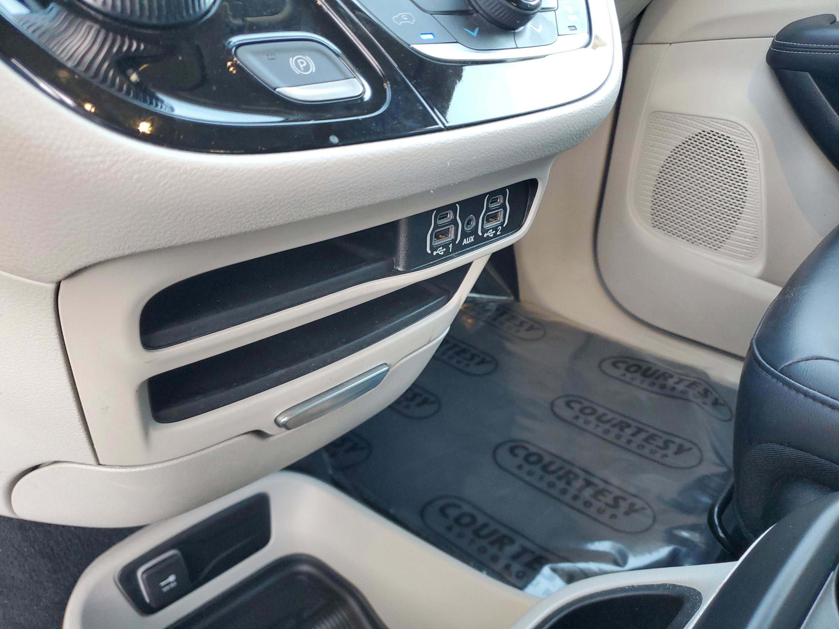 Used 2023 Chrysler Pacifica Touring-L image 24