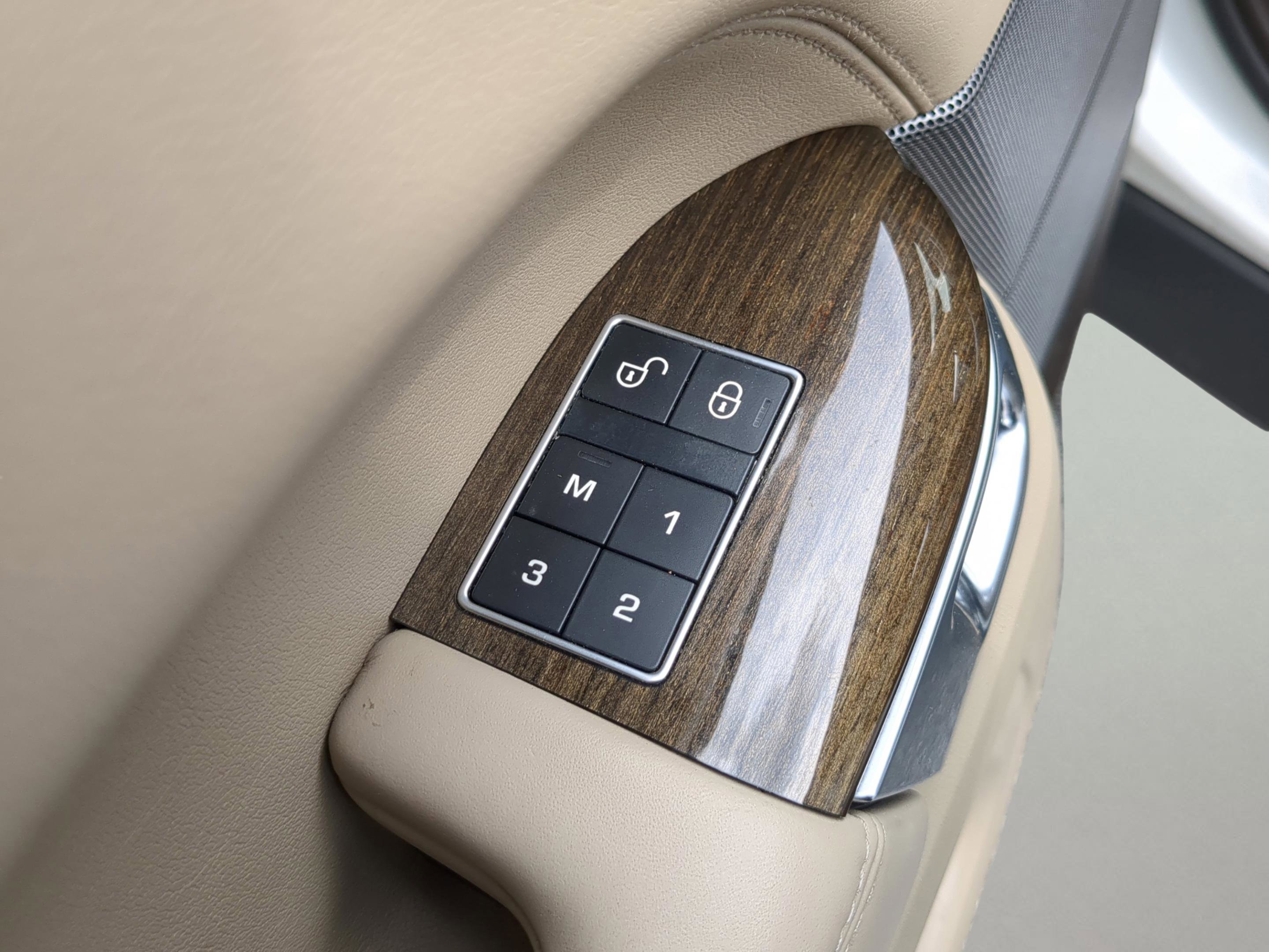 Used 2016 Land Rover Range Rover Sport HSE image 25