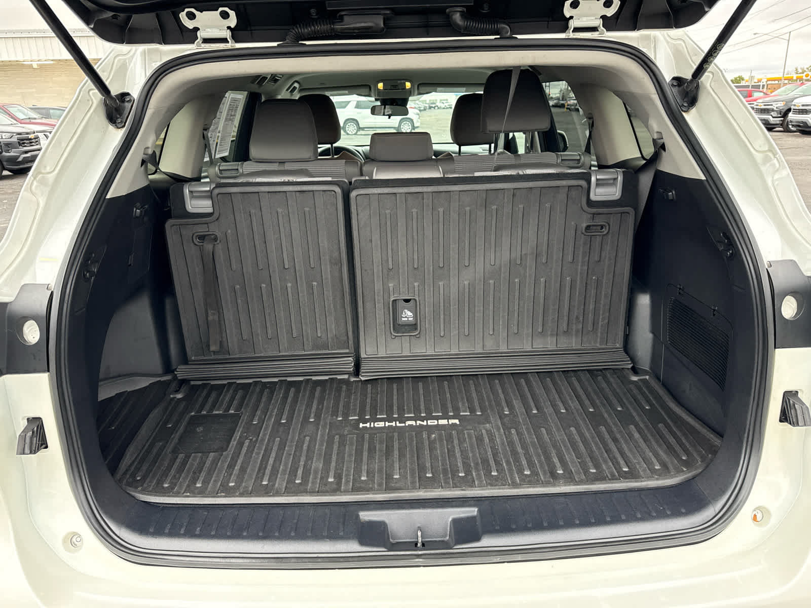 Used 2020 Toyota Highlander L AWD/4WD image 24