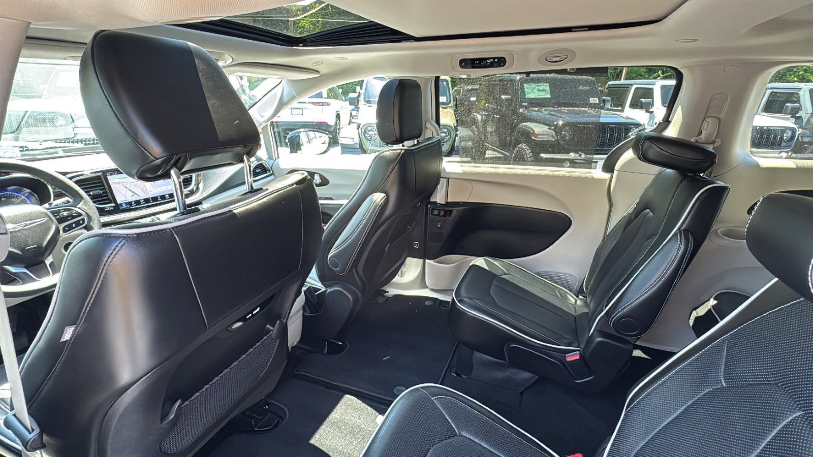 Certified 2024 Chrysler Pacifica Limited FWD image 19