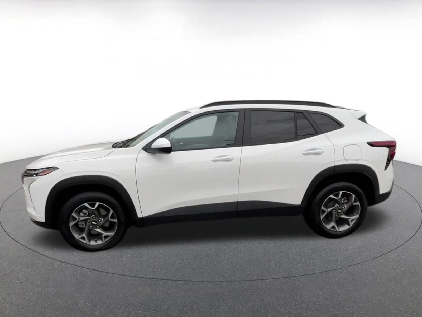 Used 2025 Chevrolet Trax LT w/ LT Convenience Package image 9