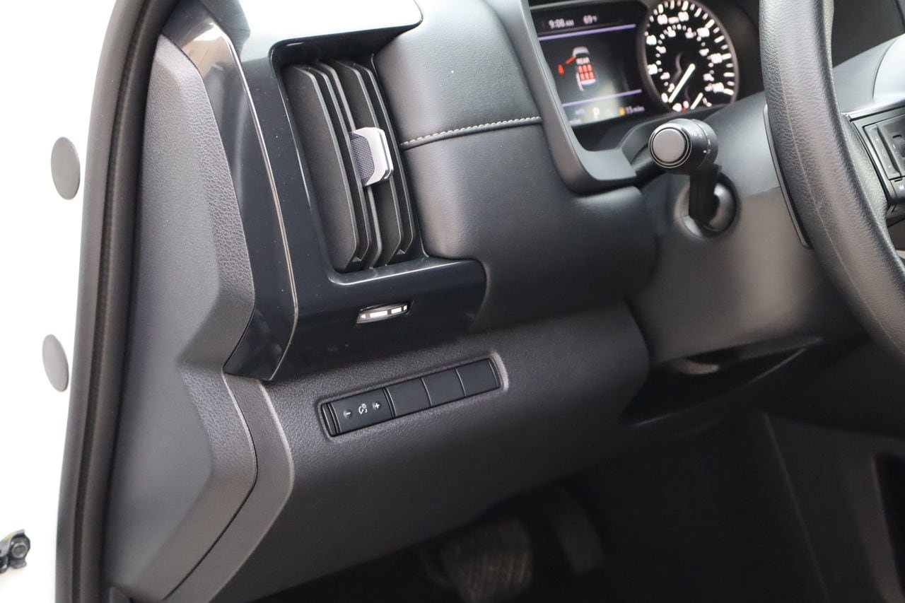 Used 2024 Nissan Pathfinder S image 24