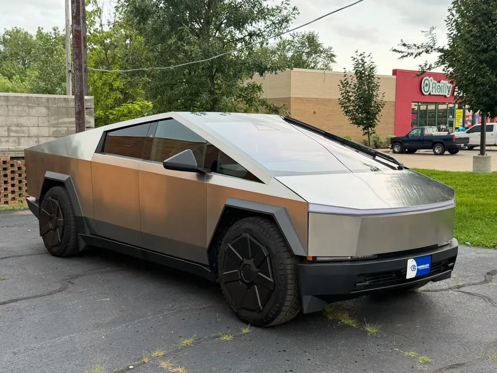 Used 2024 Tesla Cybertruck AWD Crew Cab image 8
