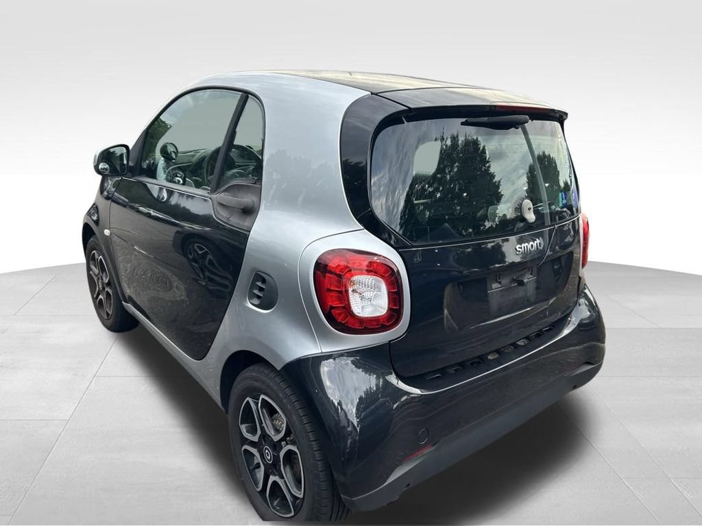 Used 2016 smart fortwo passion RWD image 5