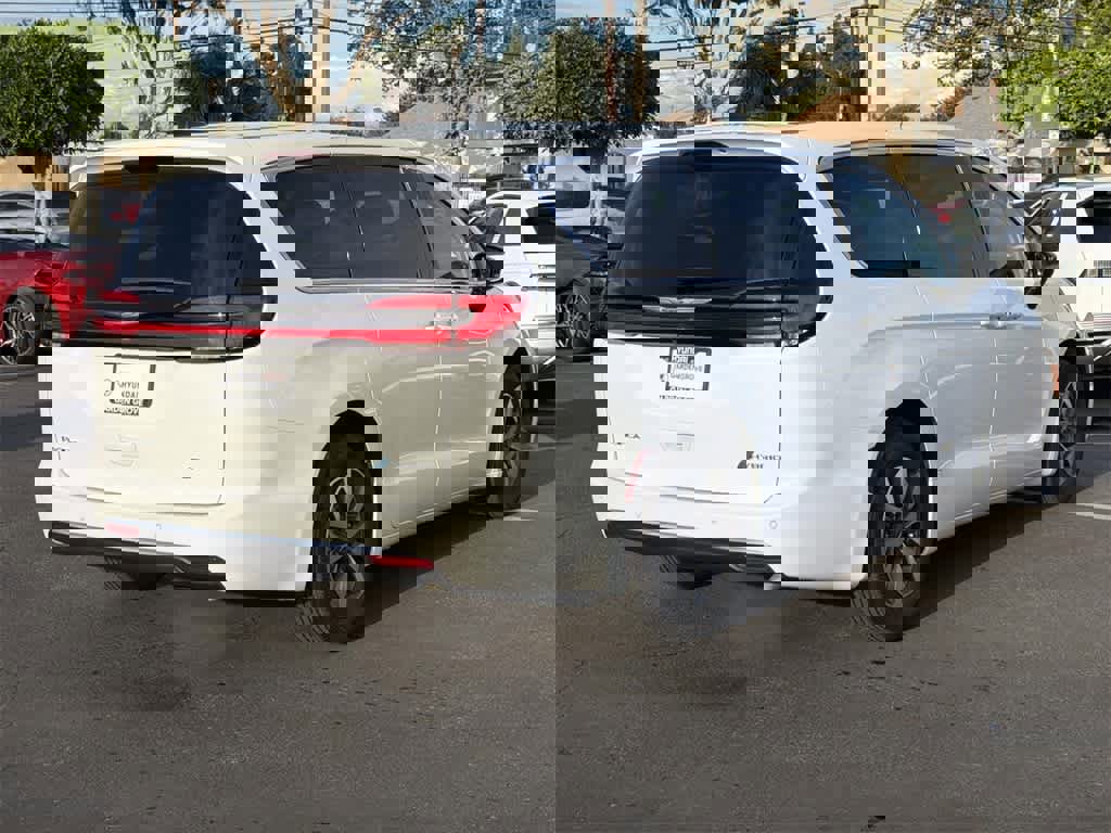 Used 2024 Chrysler Pacifica Select image 4