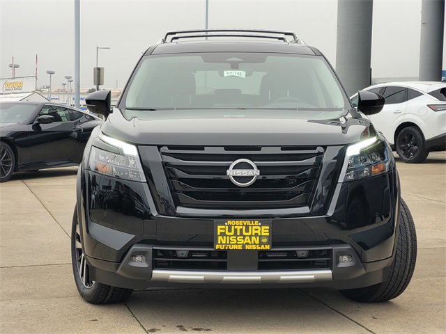 New 2025 Nissan Pathfinder Platinum image 2