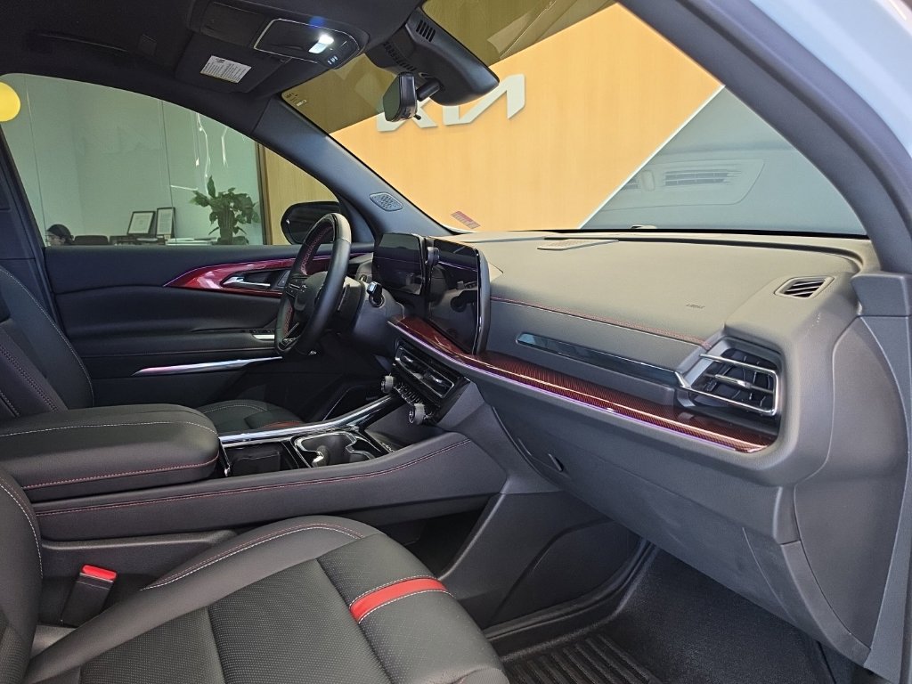 Used 2025 Chevrolet Traverse RS w/ LPO, Floor Liner Package FWD image 57
