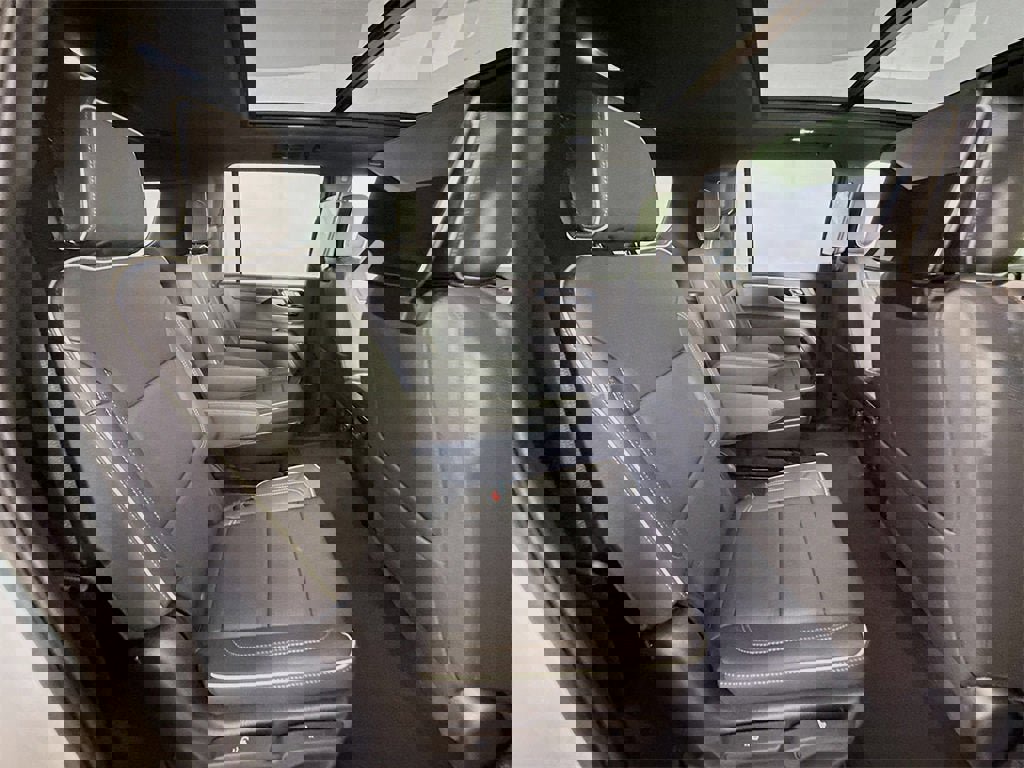 New 2025 Chevrolet Suburban Premier image 24