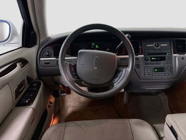 Used 2007 Lincoln Town Car Signature RWD image 19