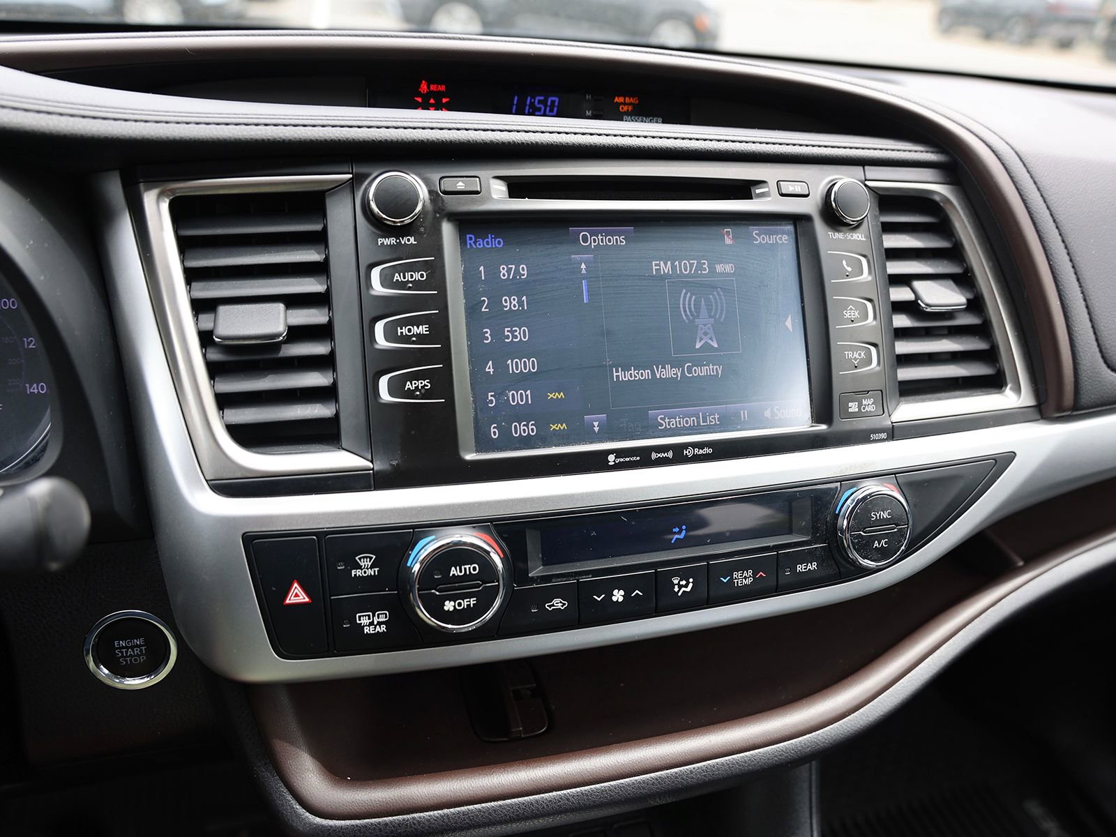 Used 2019 Toyota Highlander XLE AWD/4WD image 26