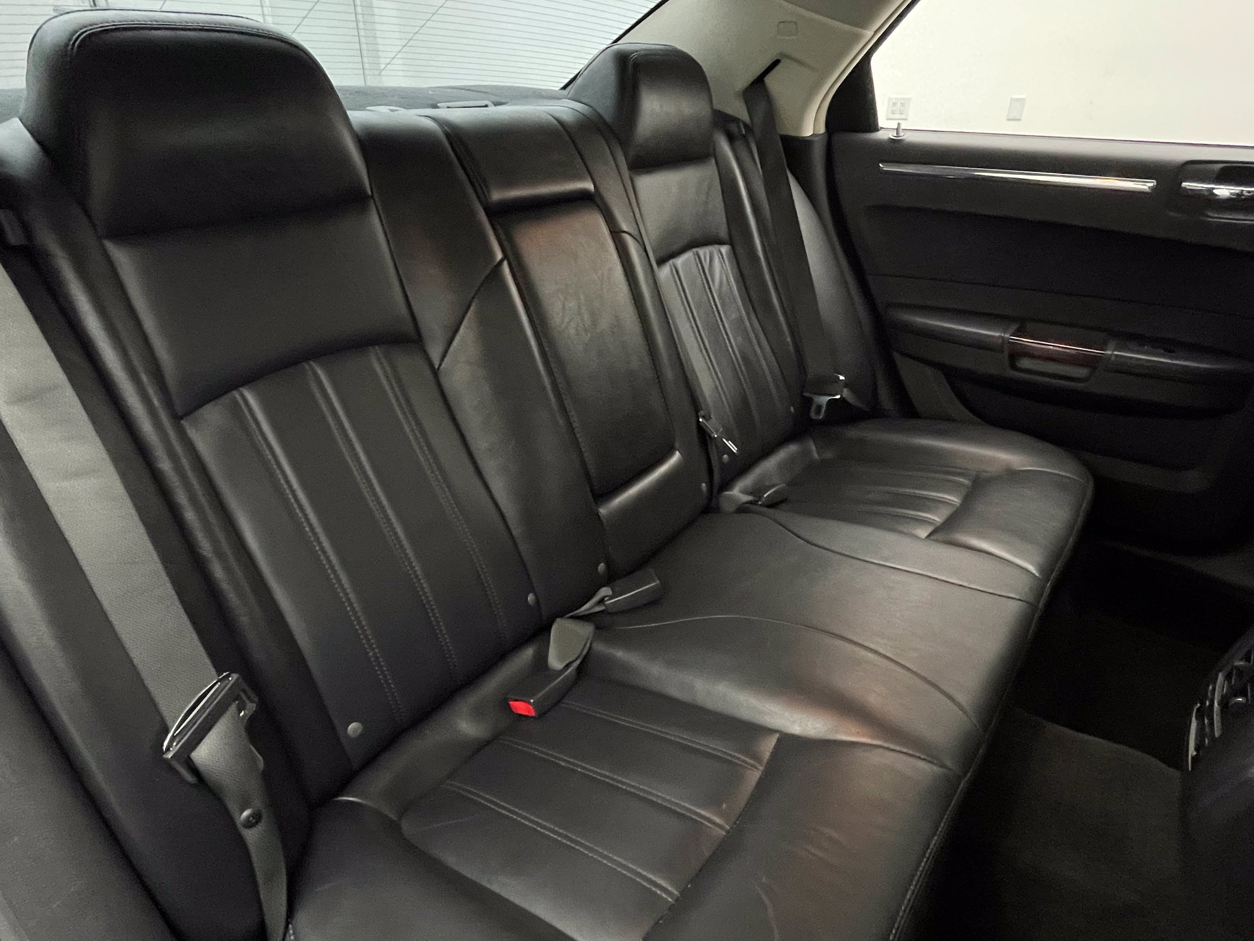 Used 2009 Chrysler 300 C w/ Luxury Group II RWD image 39
