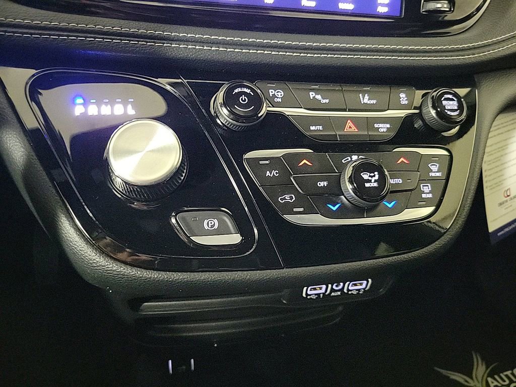 Used 2024 Chrysler Pacifica Select image 21