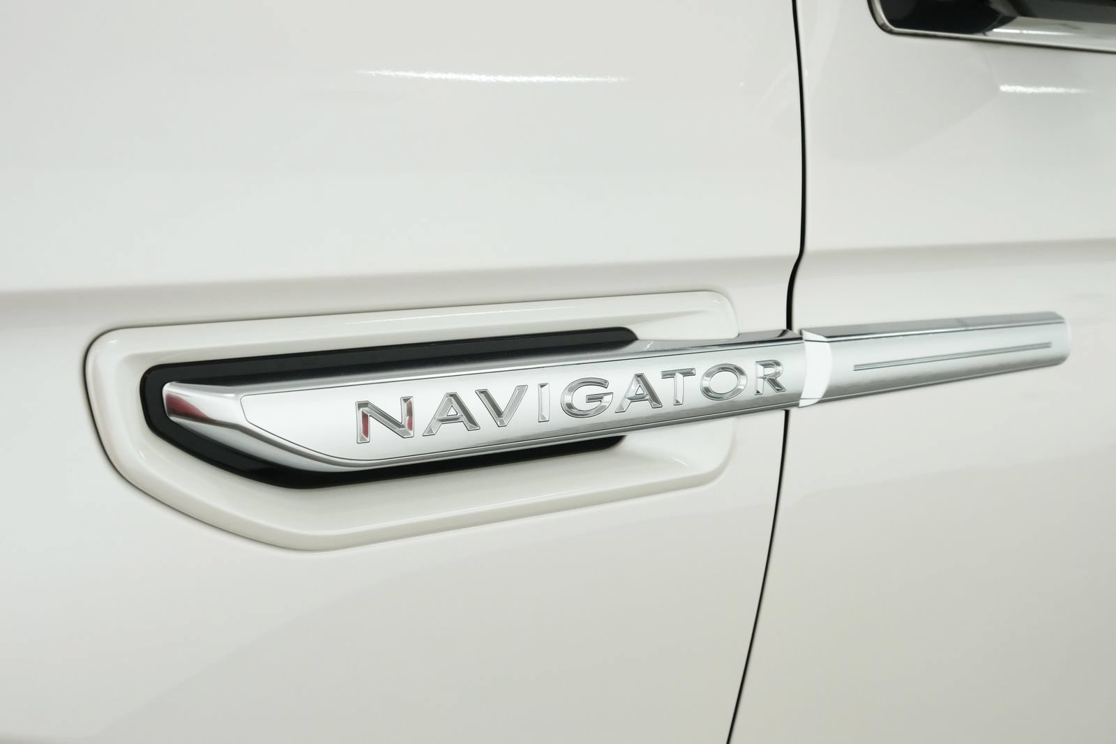 Used 2018 Lincoln Navigator Reserve w/ Technology Package AWD/4WD image 2