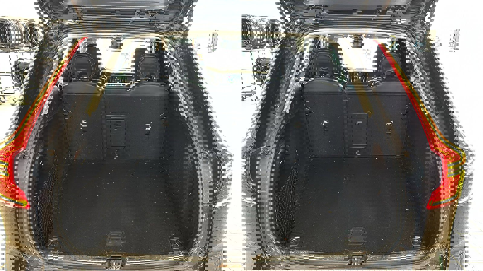 Certified 2023 Volvo XC60 B5 Ultimate w/ Climate Package image 29