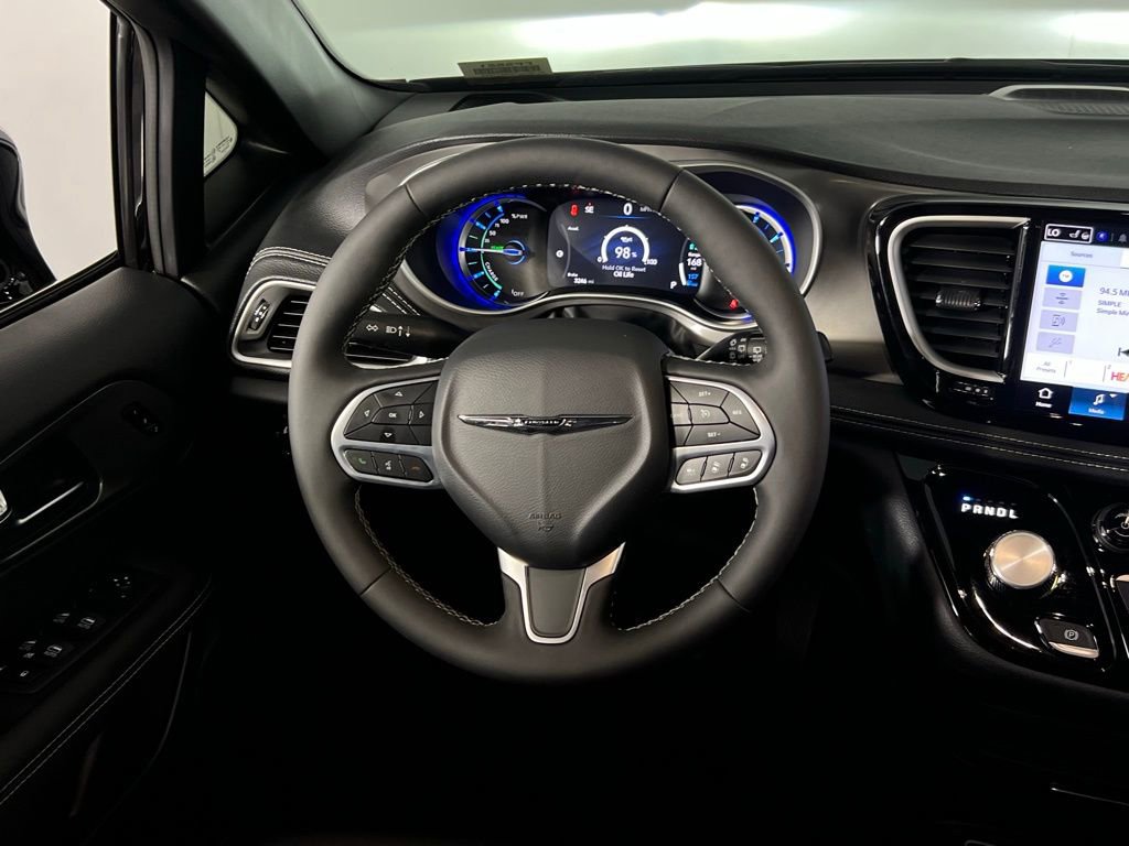 Used 2025 Chrysler Pacifica Select image 13