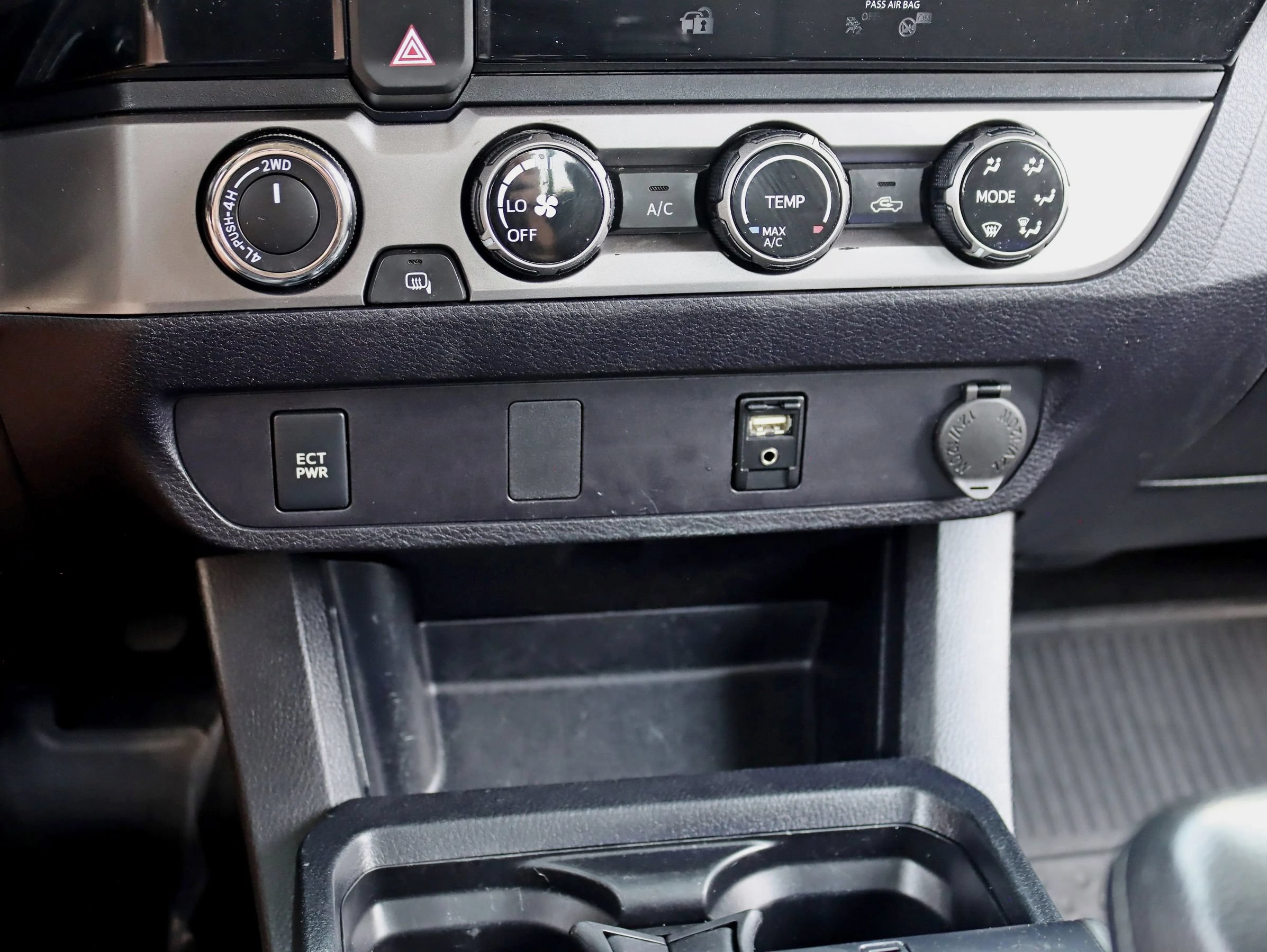 Used 2018 Toyota Tacoma SR5 AWD/4WD image 23