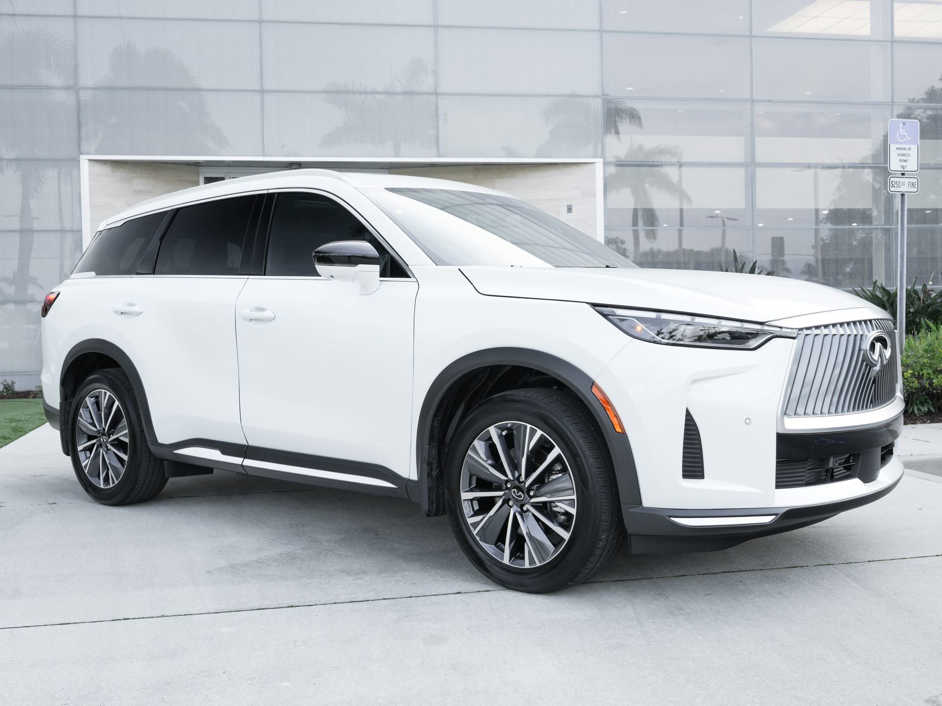 Certified 2026 INFINITI QX60 Luxe w/ Cargo Package FWD image 2