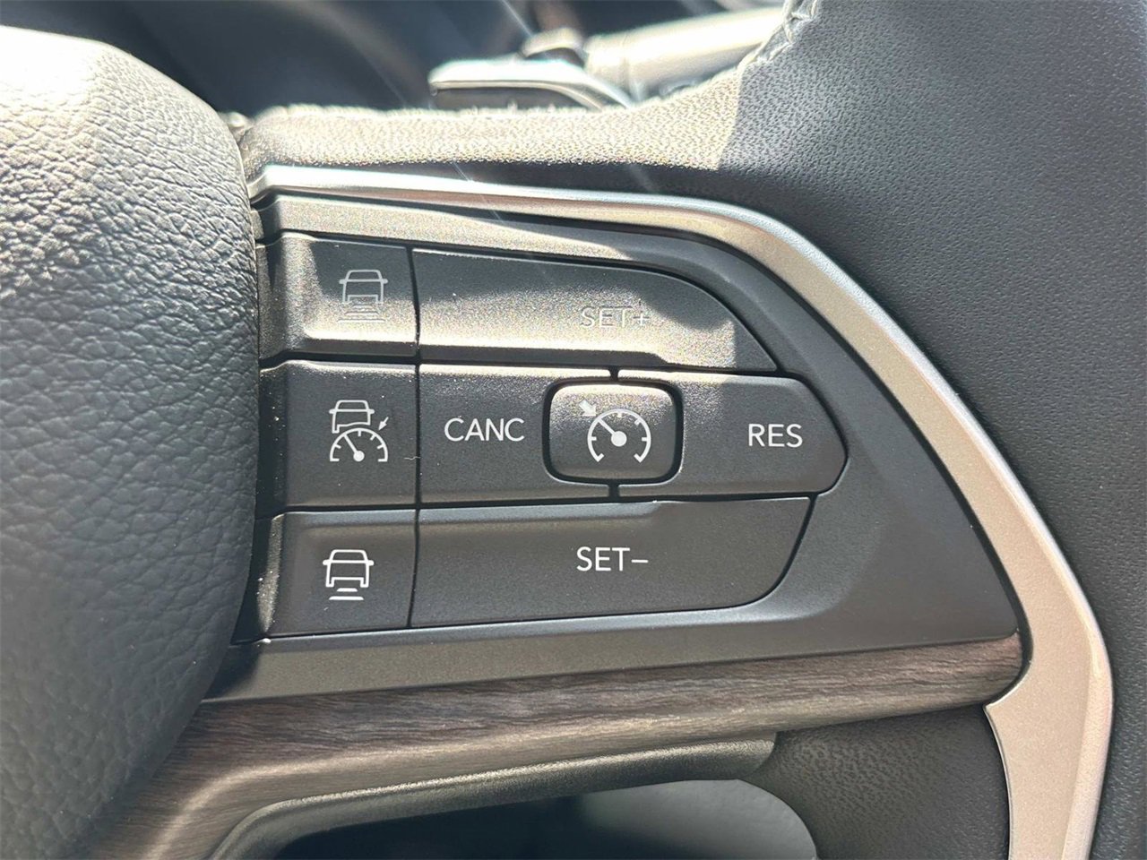 New 2025 Jeep Grand Cherokee Limited w/ Luxury Tech Group II image 13