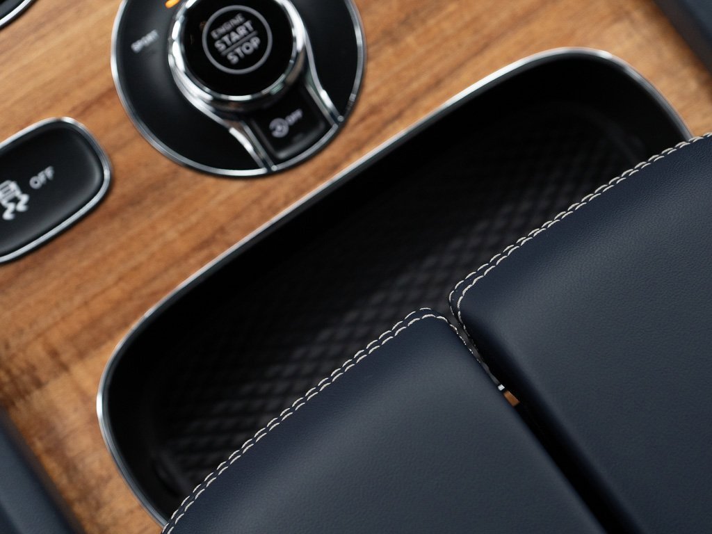 Used 2025 Bentley Bentayga image 34